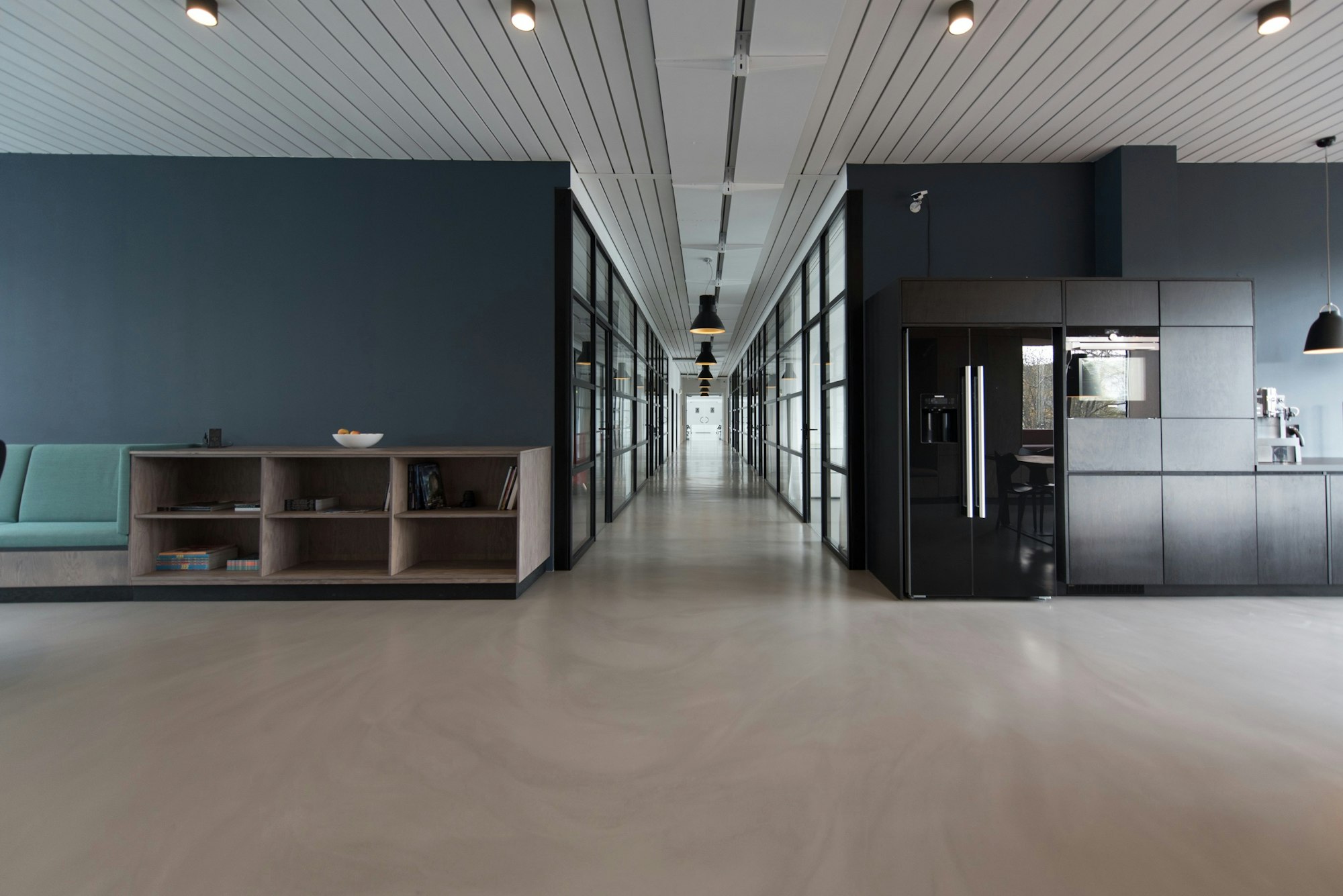 OrdinoQ co-working space — bright daylight-lit workspace with members at desks